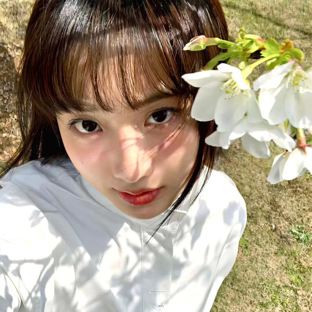 《某女网红自曝遭公司压榨，月入百万到手仅五千》配图