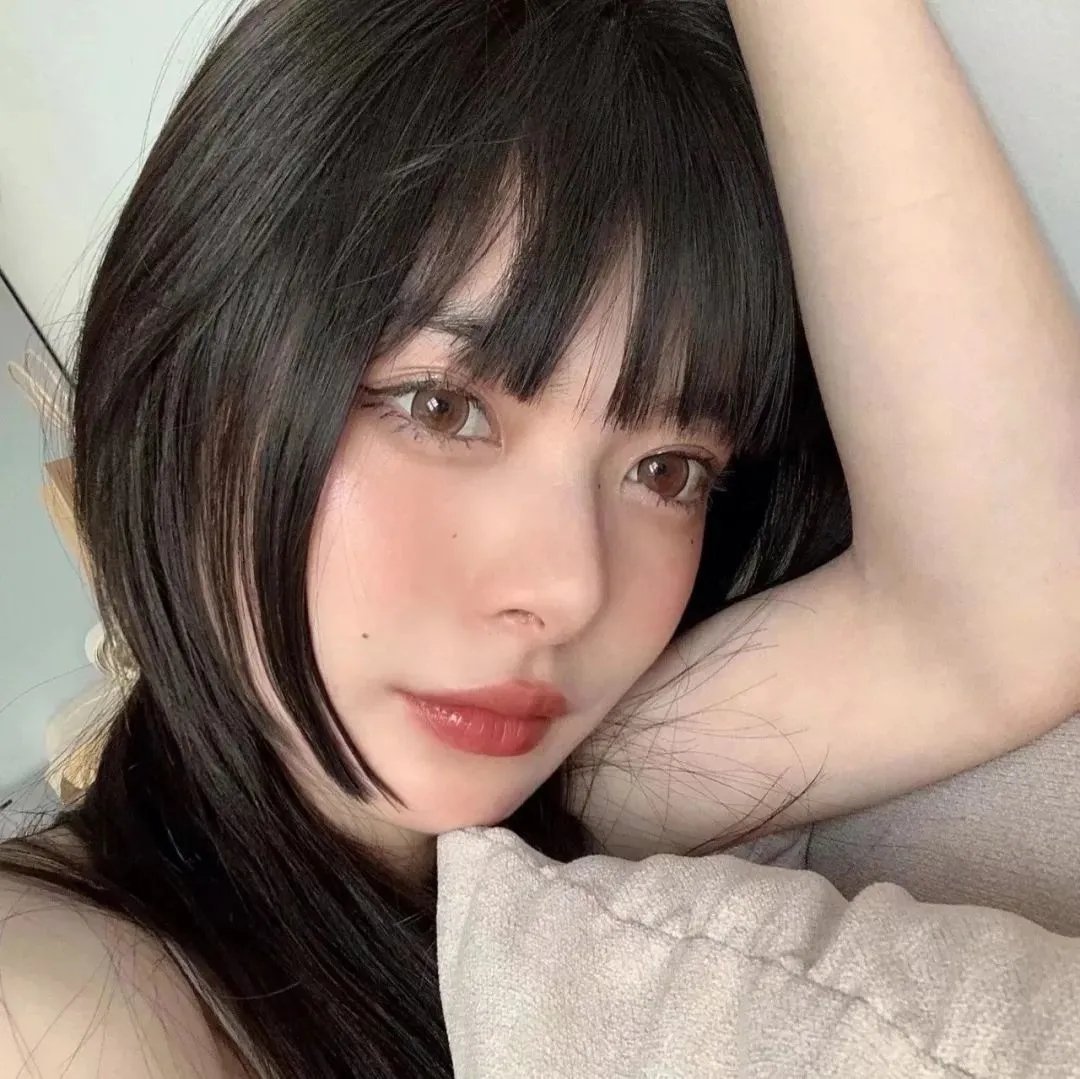 《某女星被曝整容失败，面部僵硬难做表情》配图