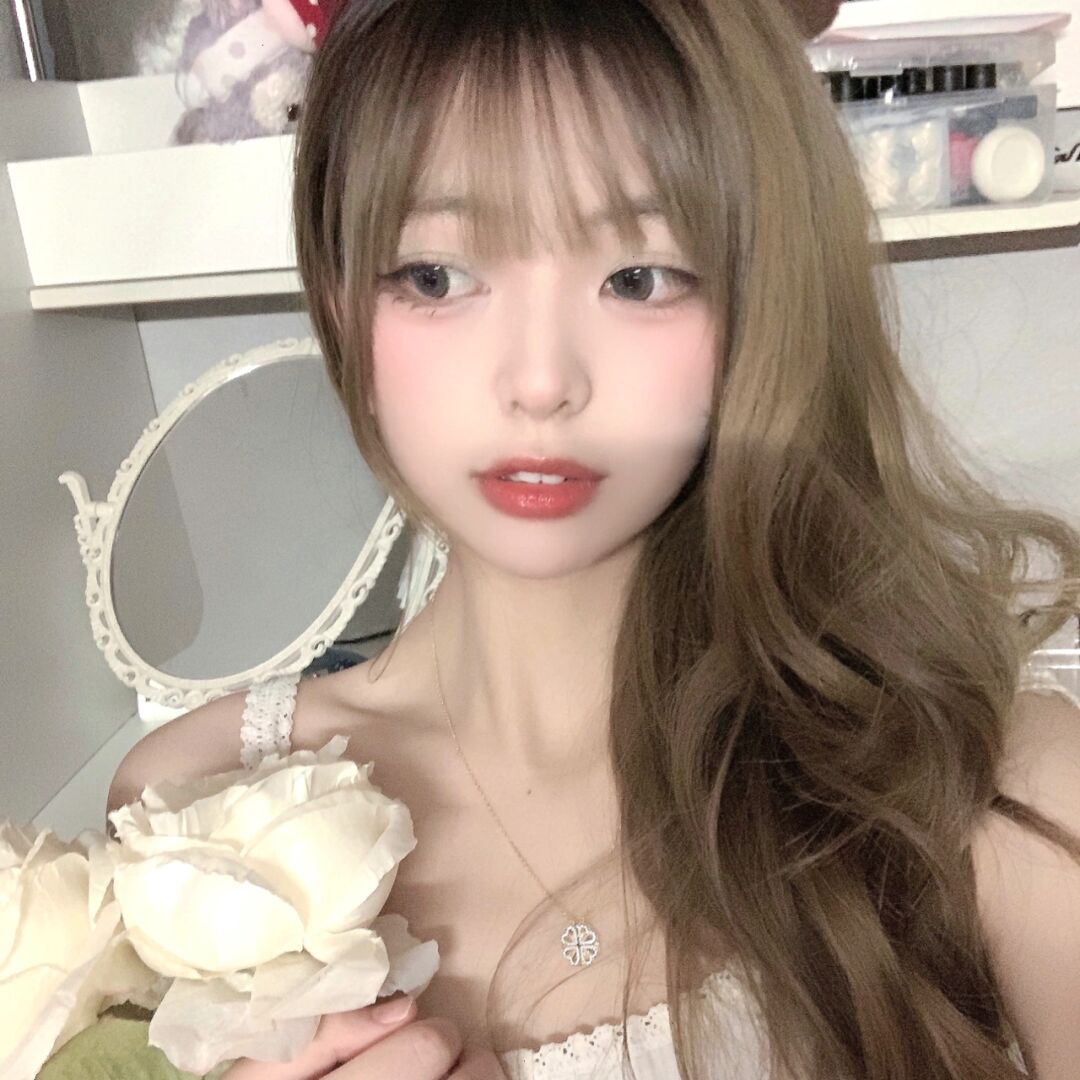 《某女网红直播中突然痛哭，称被公司压榨到抑郁》配图